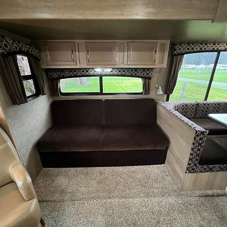 Surfside Glamping Camper Hotel คลาแมธ ภายนอก รูปภาพ
