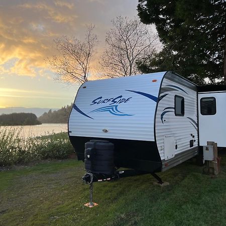Surfside Glamping Camper Hotel คลาแมธ ภายนอก รูปภาพ