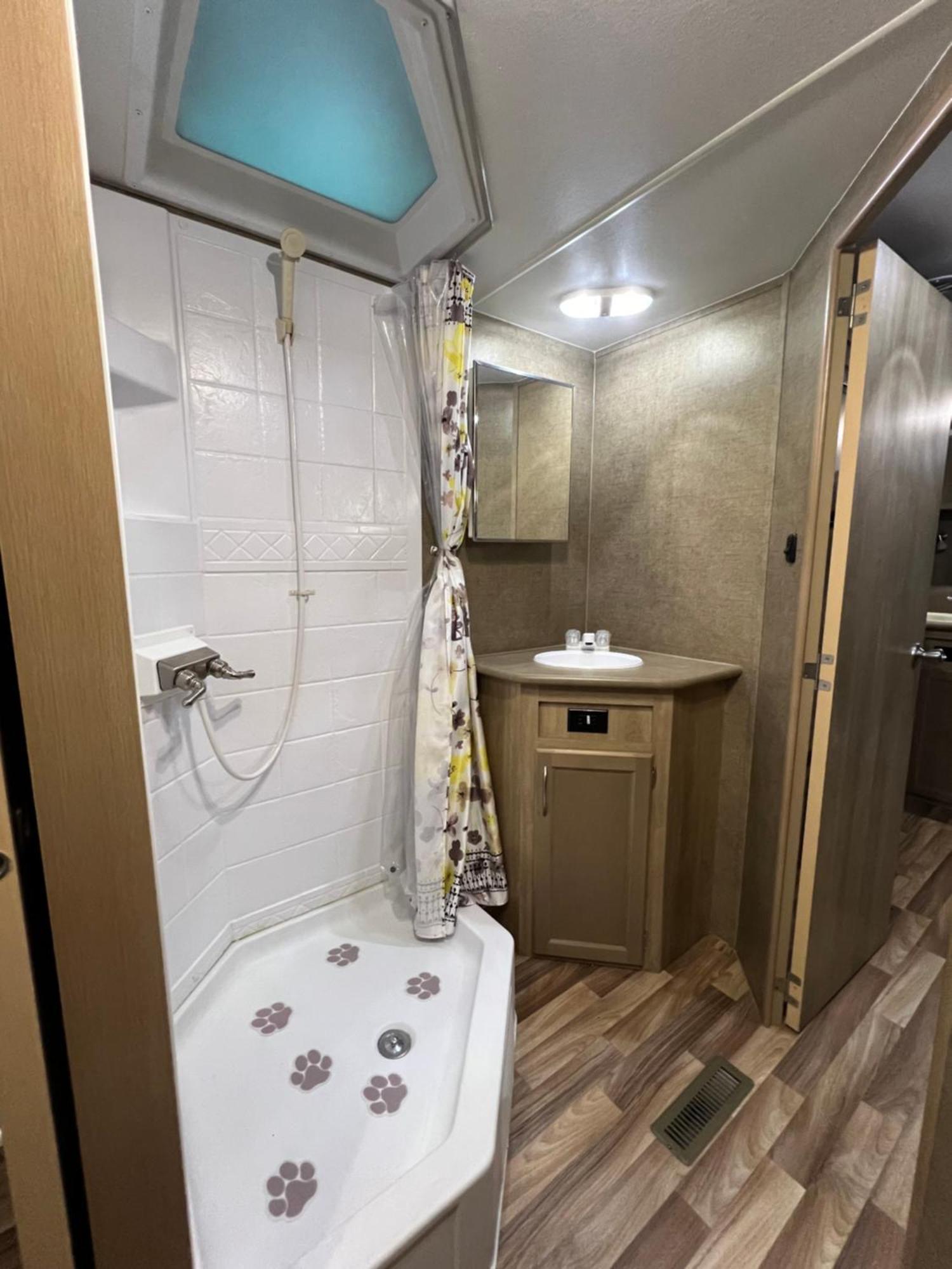 Surfside Glamping Camper Hotel คลาแมธ ภายนอก รูปภาพ