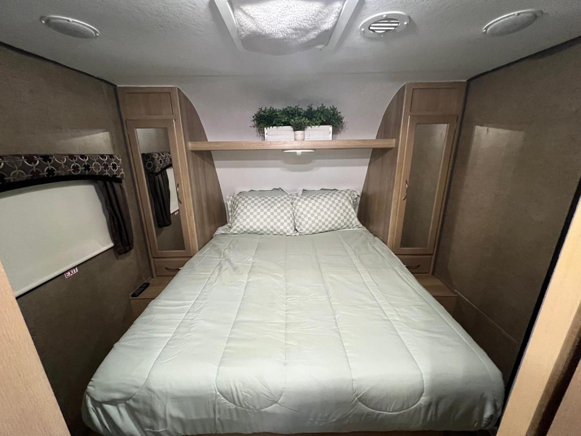 Surfside Glamping Camper Hotel คลาแมธ ภายนอก รูปภาพ