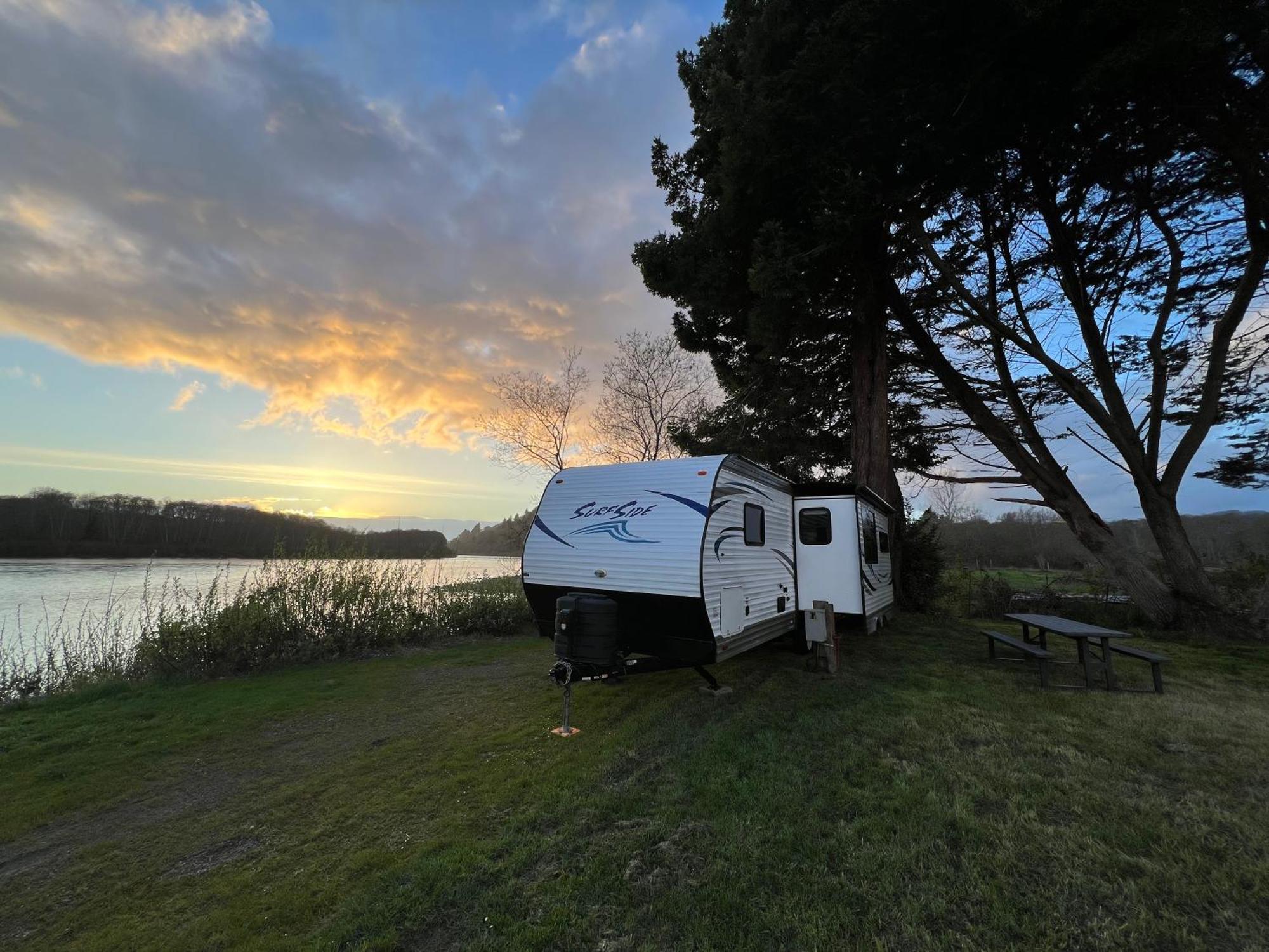 Surfside Glamping Camper Hotel คลาแมธ ภายนอก รูปภาพ