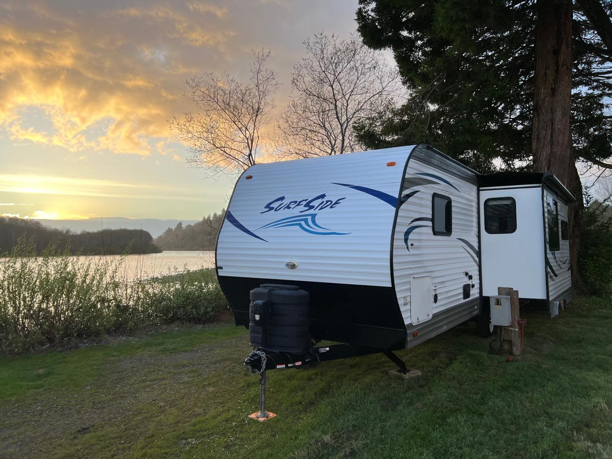Surfside Glamping Camper Hotel คลาแมธ ภายนอก รูปภาพ